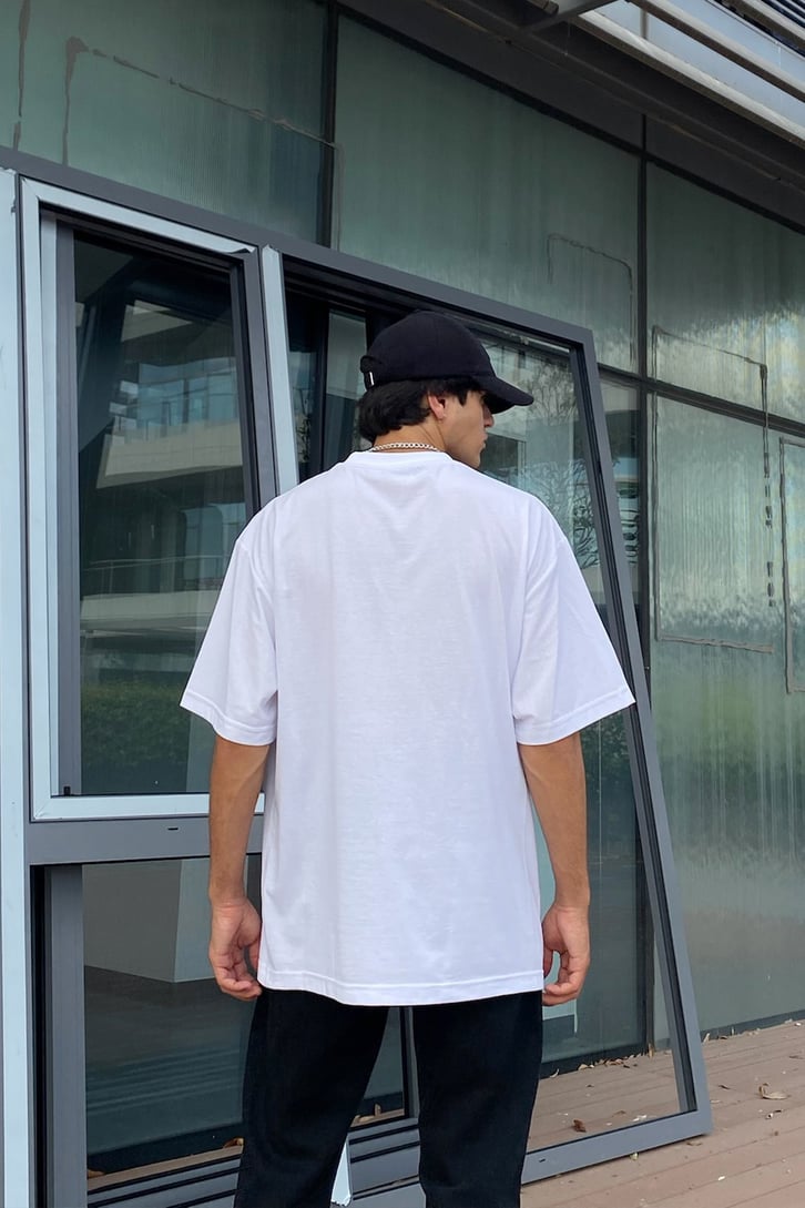 Flaw Atelier Shooter Baskılı Oversize Beyaz Tshirt
