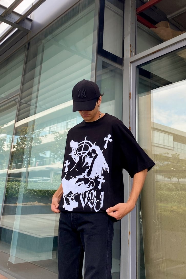 Flaw Atelier Shooter Baskılı Oversize Beyaz Tshirt