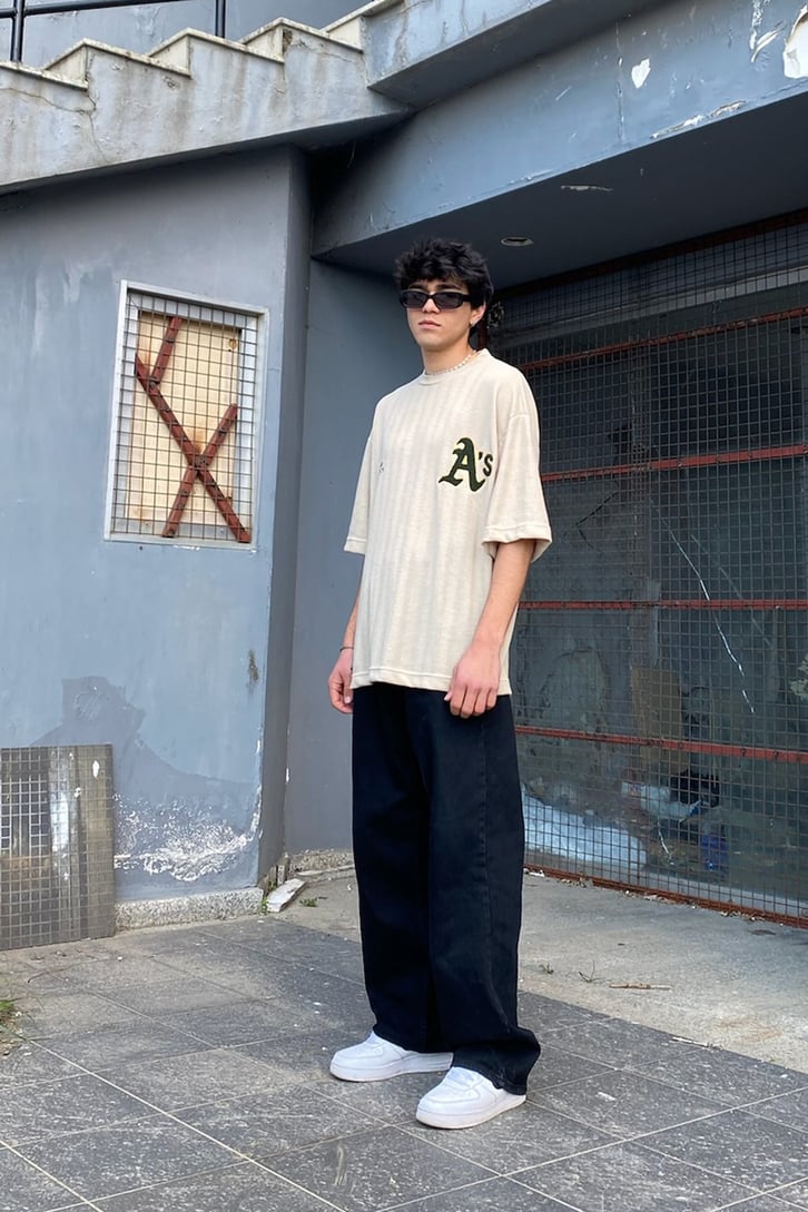Göğüs Nakışlı Oversize Bej Tshirt