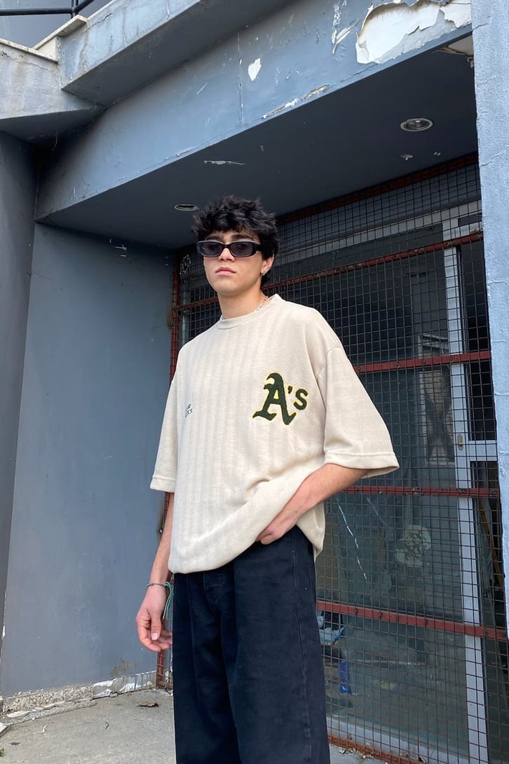 Göğüs Nakışlı Oversize Bej Tshirt