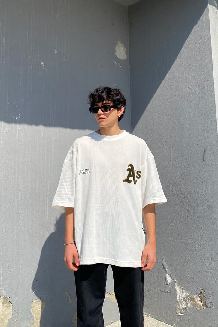 Göğüs Nakışlı Oversize Beyaz Tshirt