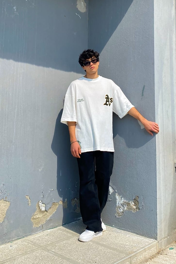 Göğüs Nakışlı Oversize Beyaz Tshirt