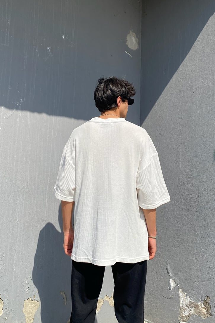 Göğüs Nakışlı Oversize Beyaz Tshirt