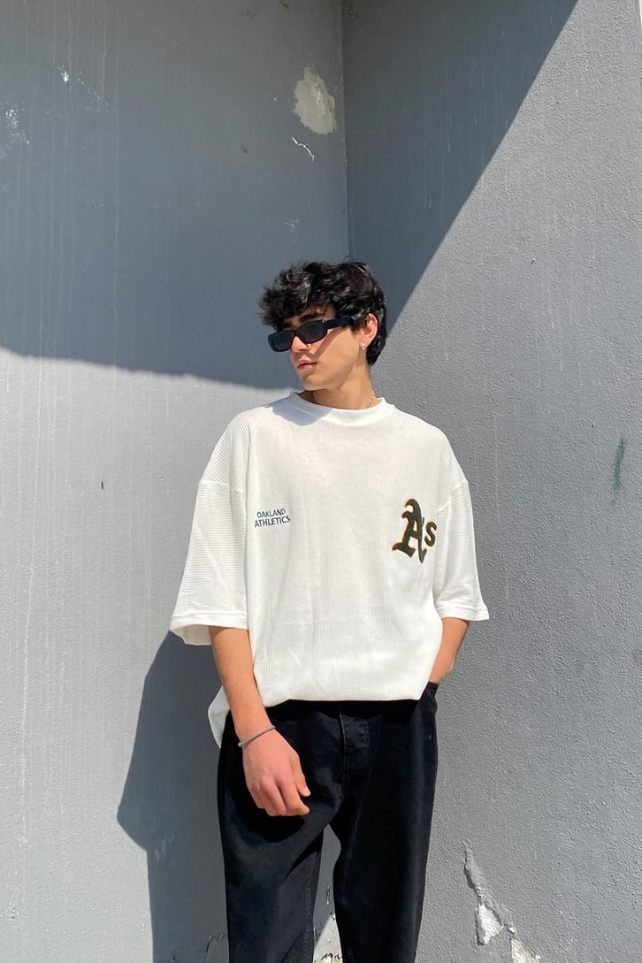 Göğüs Nakışlı Oversize Beyaz Tshirt