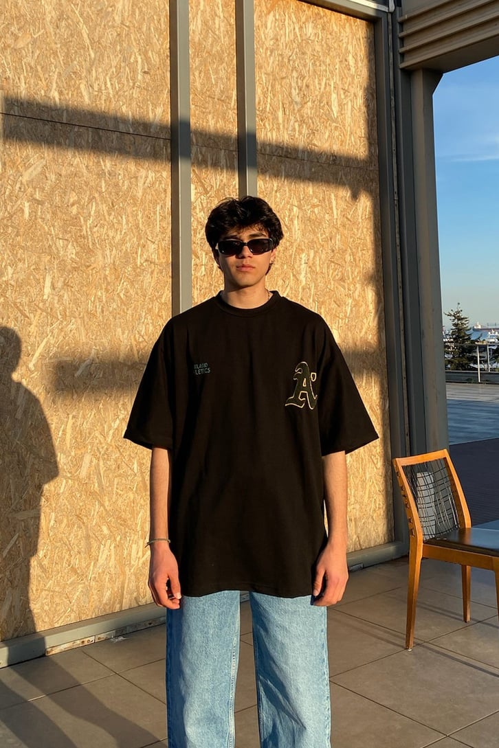 Göğüs Nakışlı Oversize Beyaz Tshirt