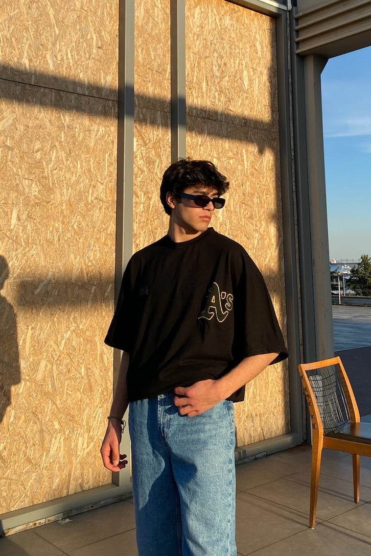 Göğüs Nakışlı Oversize Siyah Tshirt