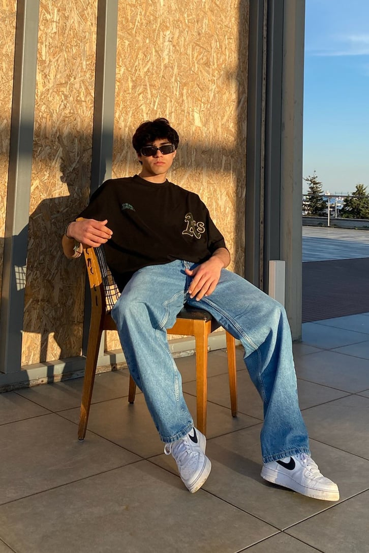 Göğüs Nakışlı Oversize Siyah Tshirt