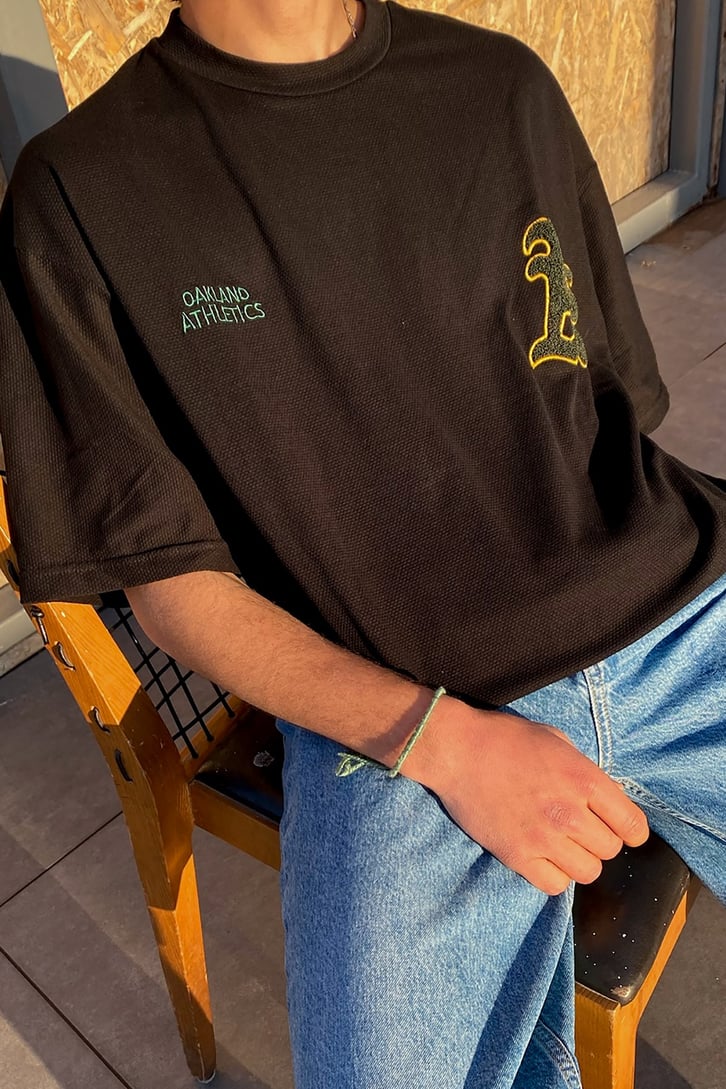 Göğüs Nakışlı Oversize Siyah Tshirt