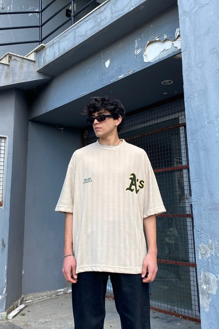 Göğüs Nakışlı Oversize Tshirt