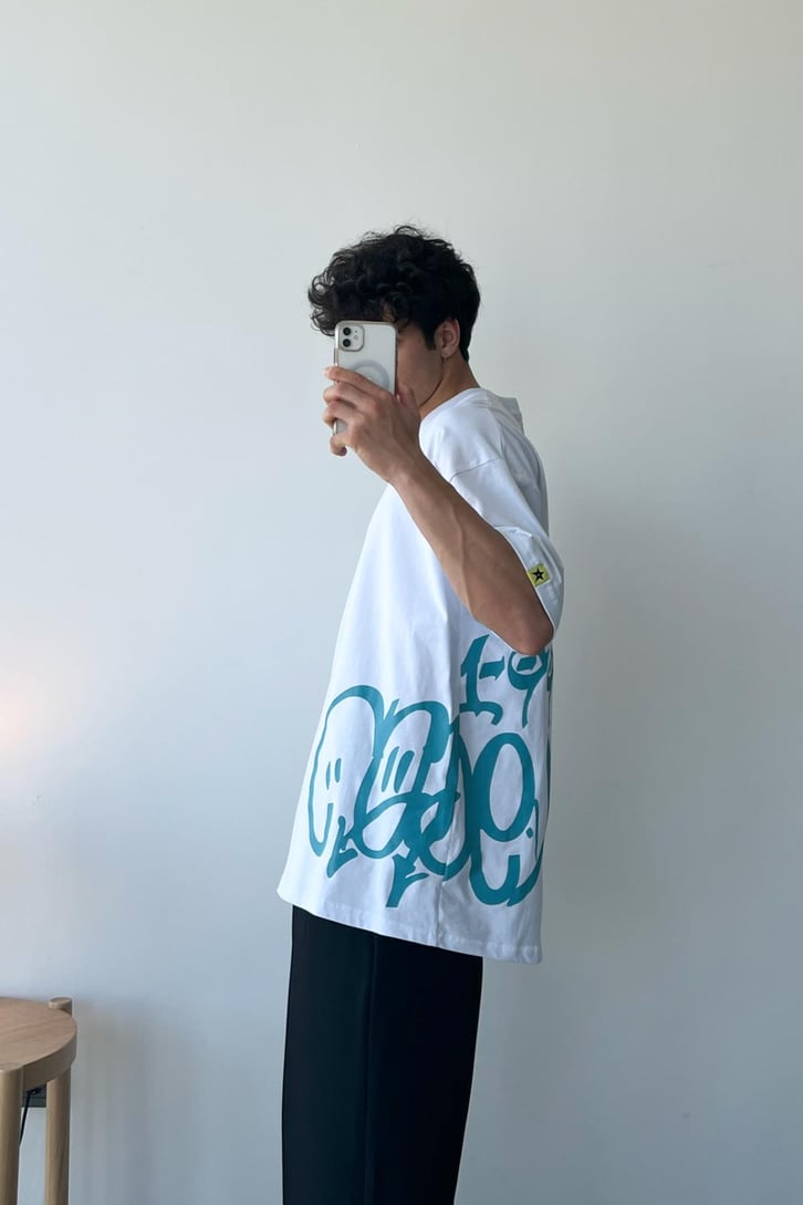 Graffiti Baskılı Beyaz Oversize Tişört