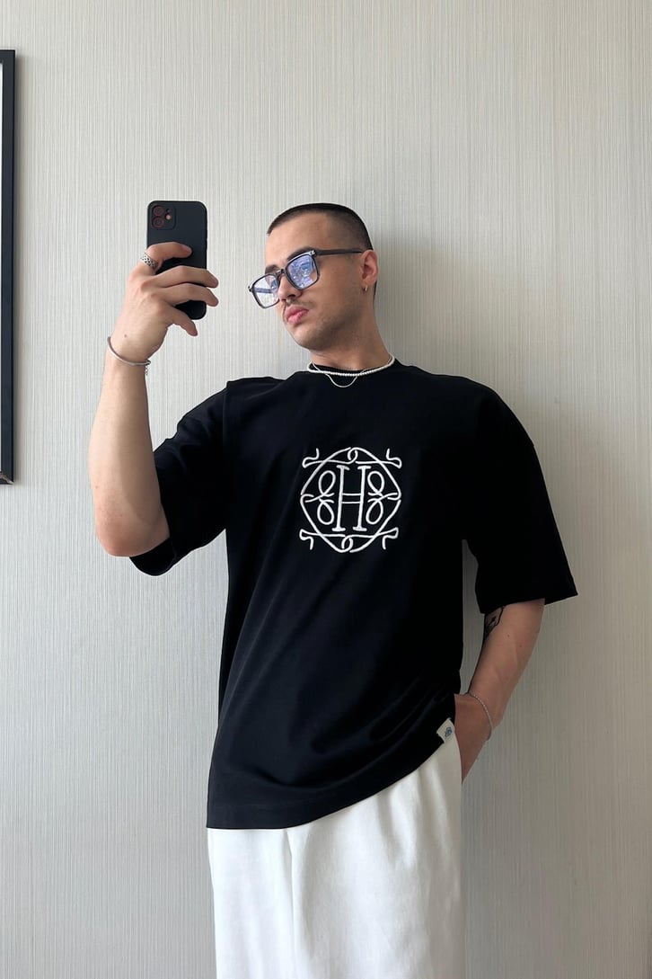 H Old Money Vibe Nakışlı Oversize Tişört