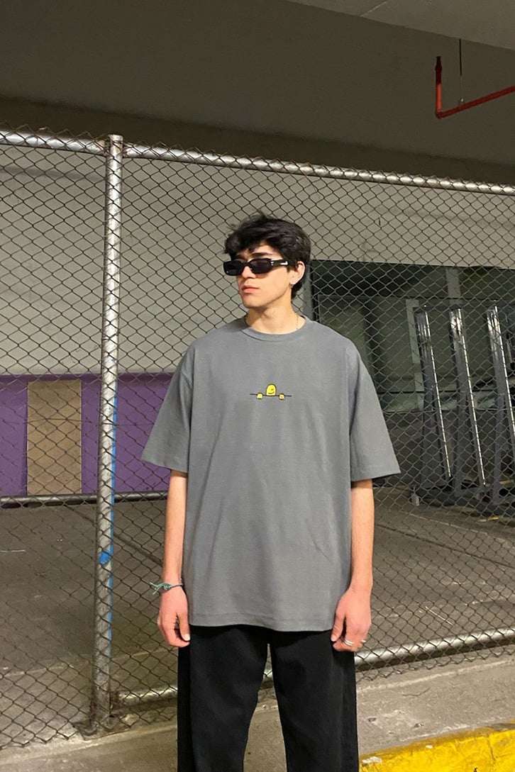 Hiding Smiley Nakışlı Füme Oversize Tshirt