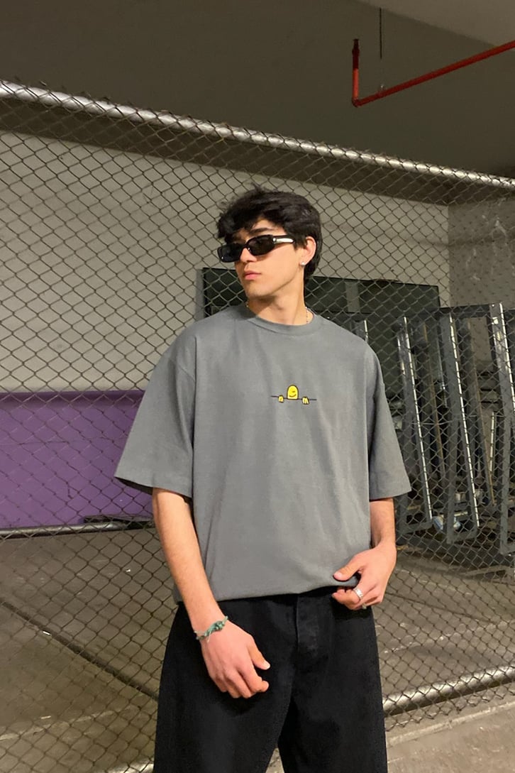 Hiding Smiley Nakışlı Füme Oversize Tshirt