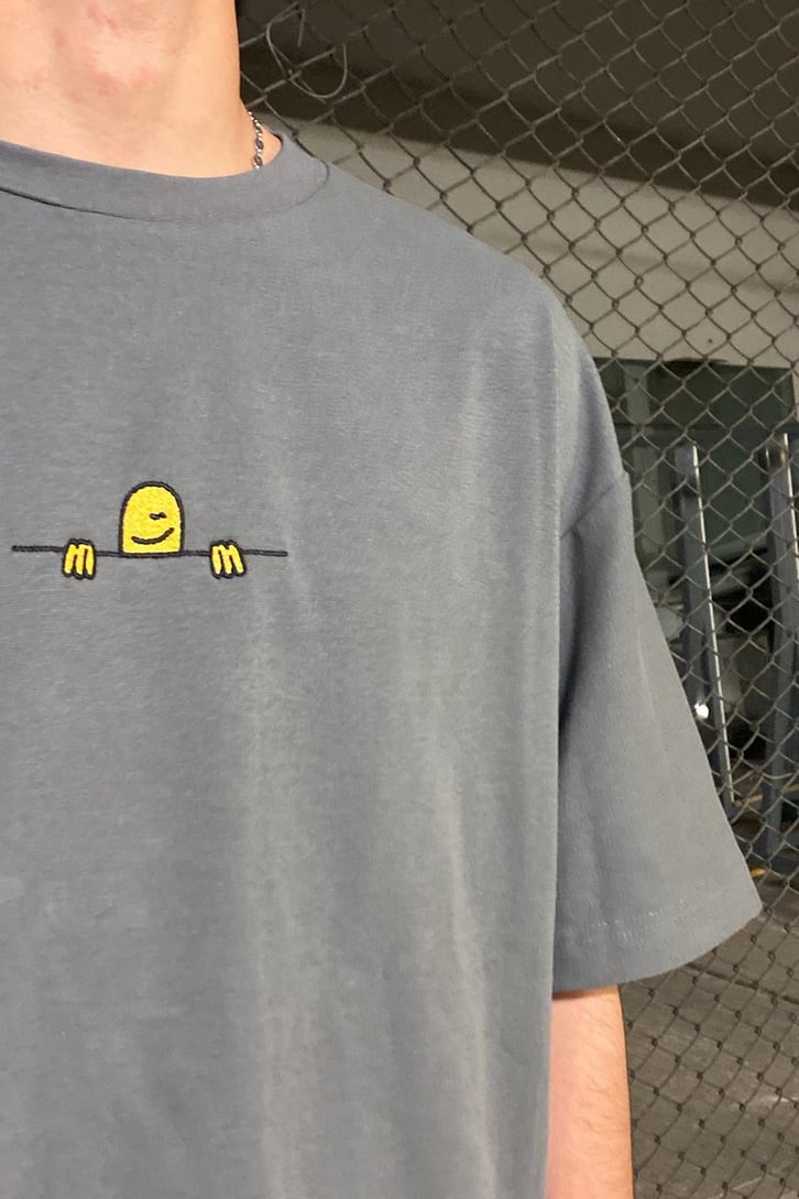 Hiding Smiley Nakışlı Füme Oversize Tshirt