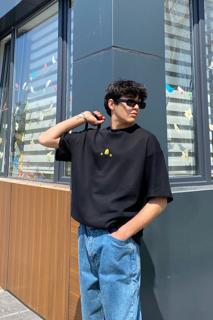 Hiding Smiley Nakışlı Siyah Oversize Tshirt