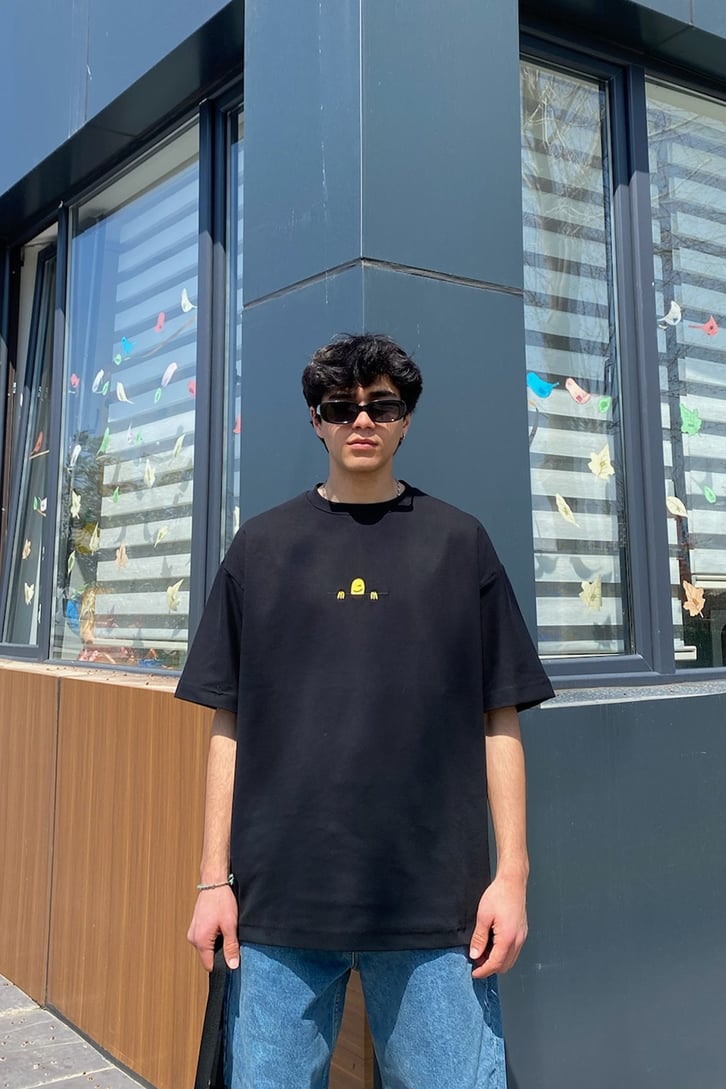 Hiding Smiley Nakışlı Siyah Oversize Tshirt