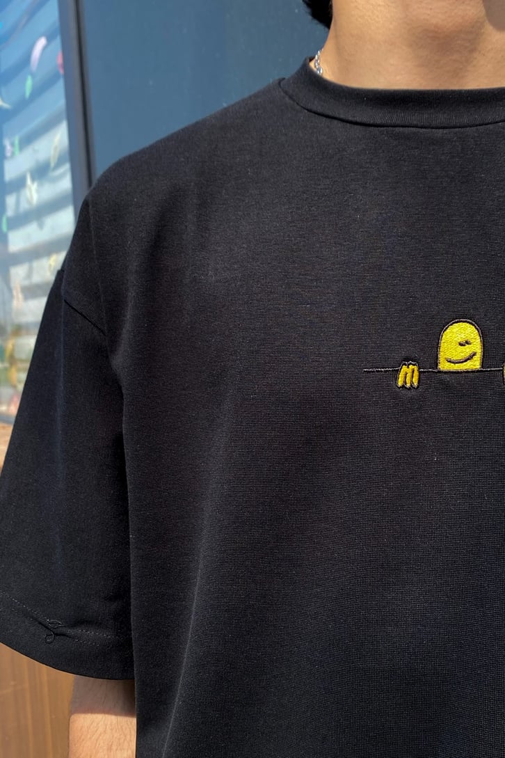 Hiding Smiley Nakışlı Siyah Oversize Tshirt