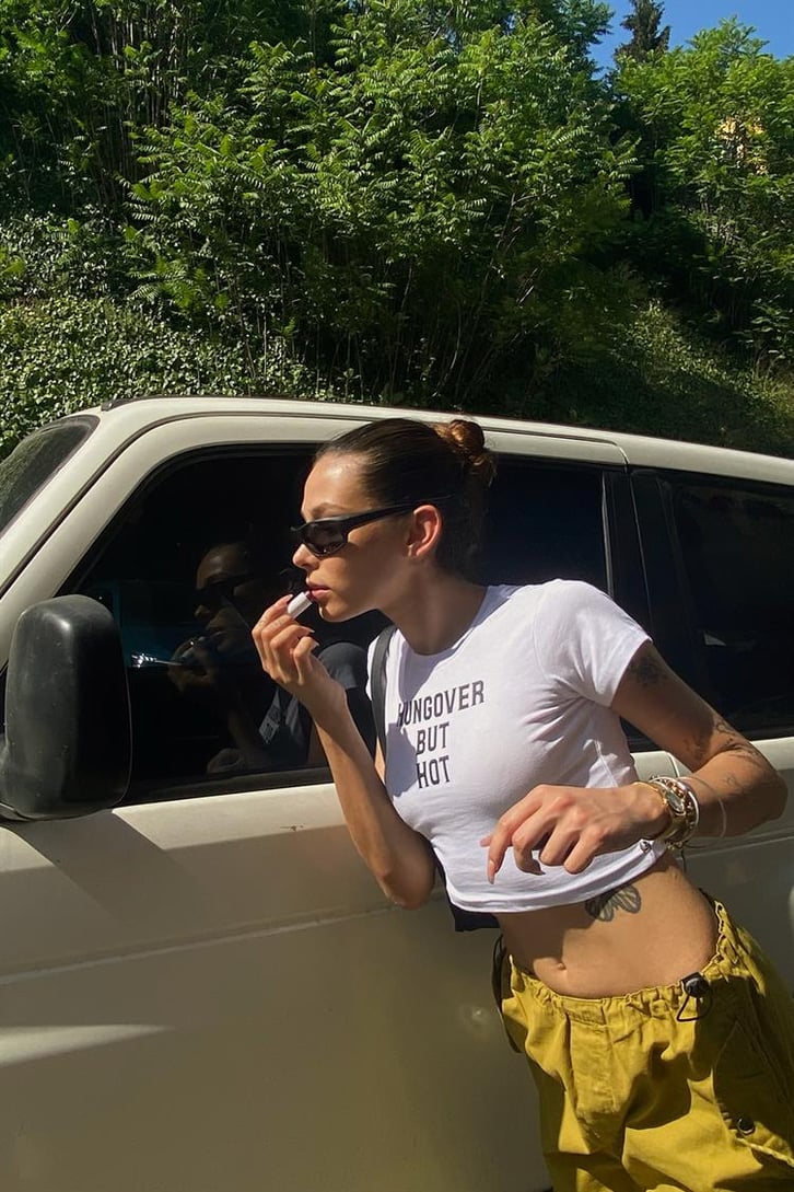 Hungover But Hot Baskılı Beyaz Crop