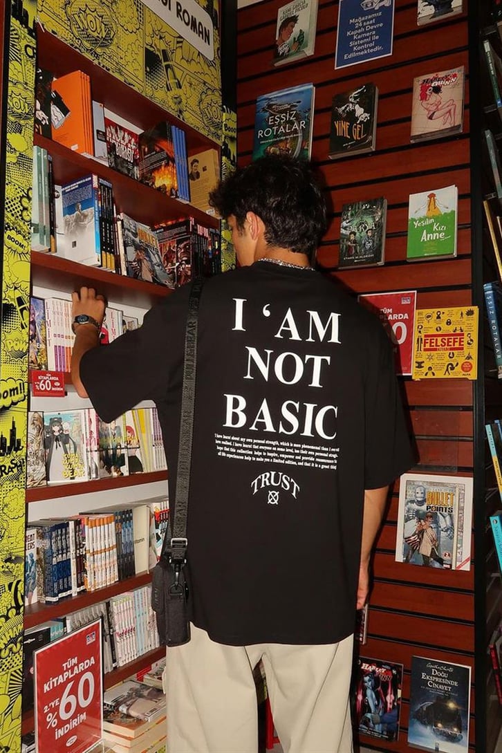 I'am Not Basic Baskılı Siyah Oversize Tişört