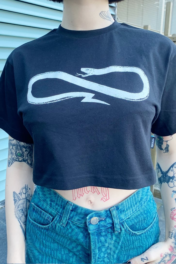 Infinite Snake Baskılı Siyah Crop Tshirt