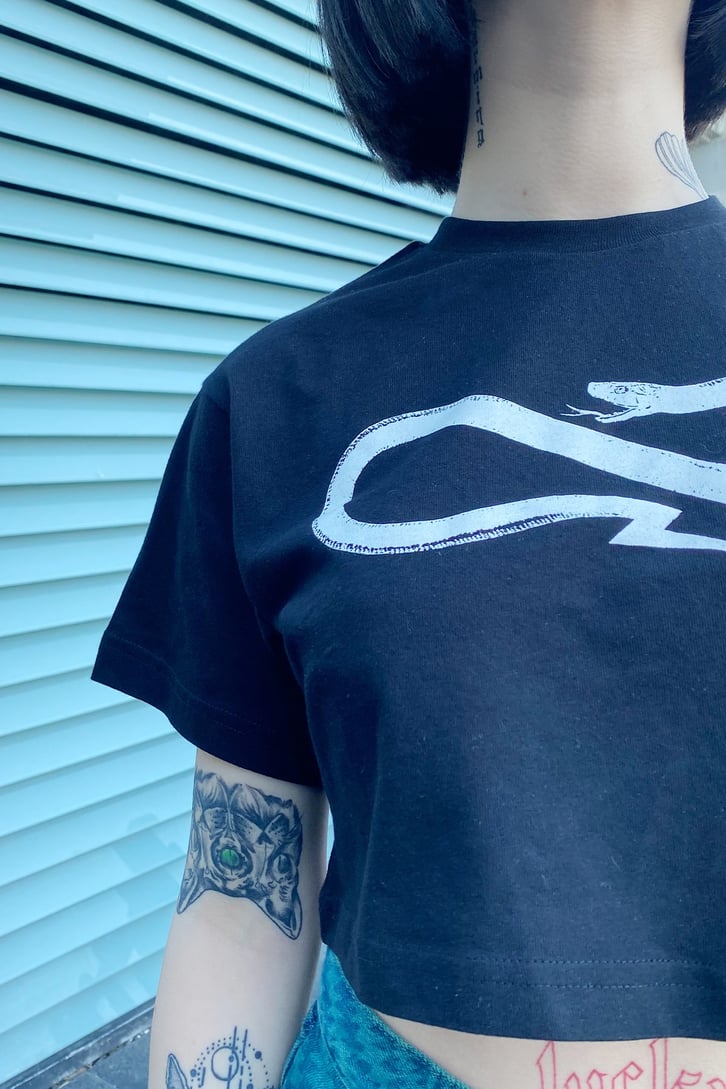 Infinite Snake Baskılı Siyah Crop Tshirt