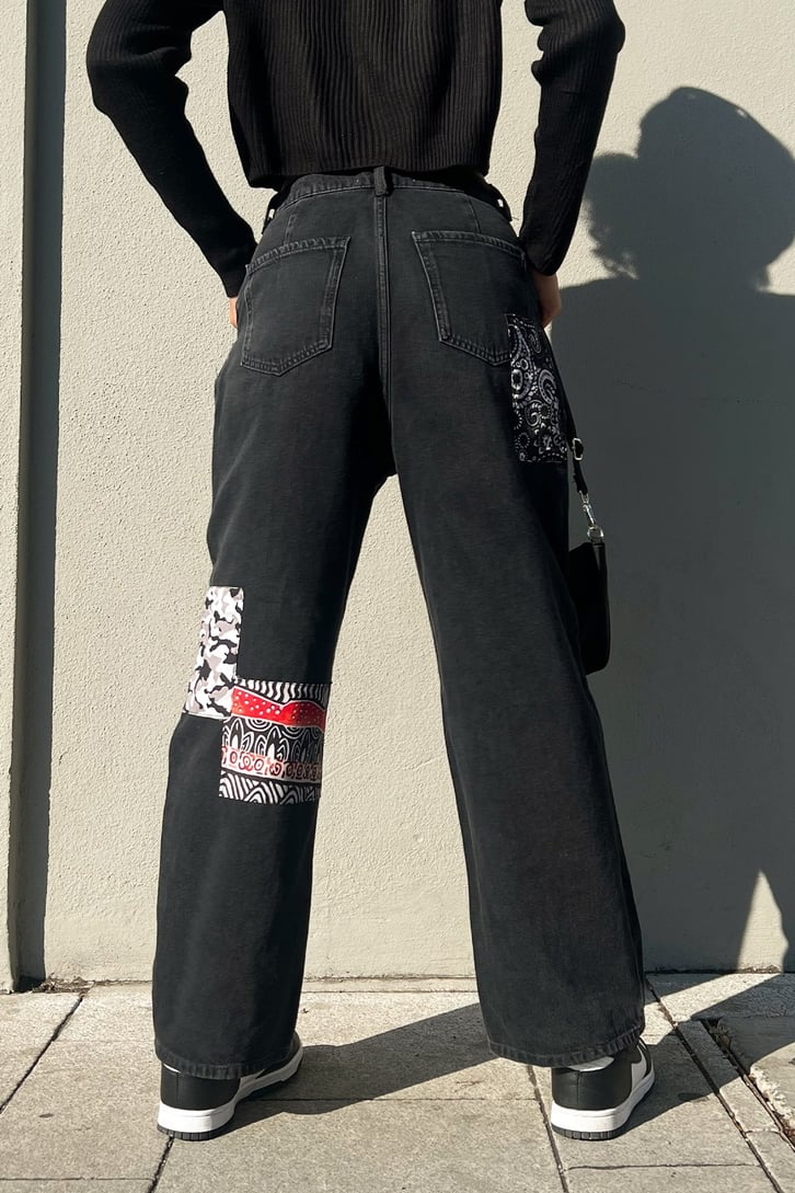 Kamuflaj Patch Detay Siyah Mom Jean