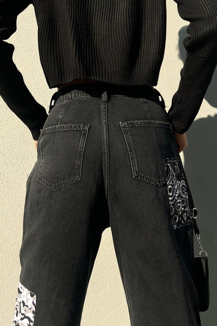 Kamuflaj Patch Detay Siyah Mom Jean