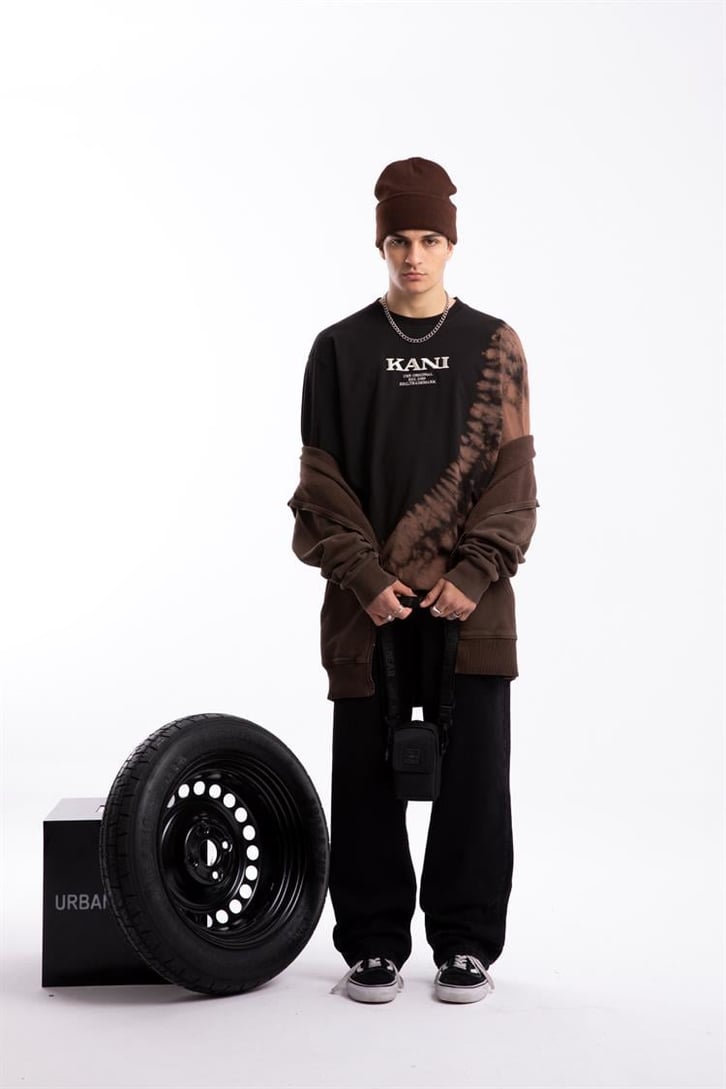 Kani Nakışlı Batik Desen Siyah Oversize Tişört