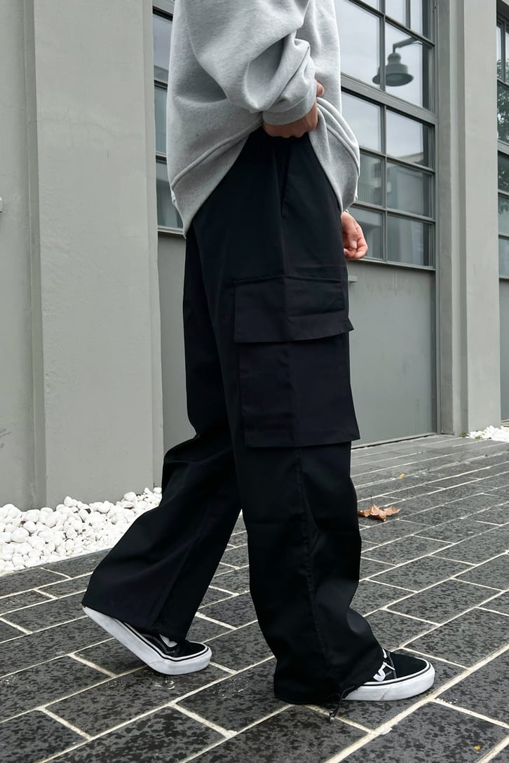 Kargo Cepli Siyah Paraşüt Kumaş Pantolon