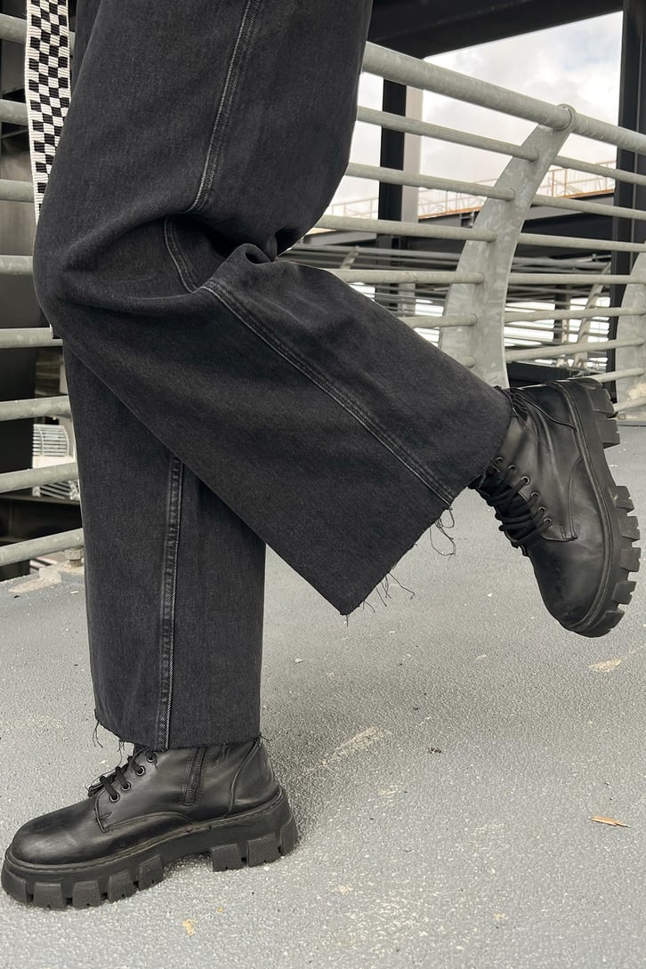 Kesik Paça Detay Siyah Baggy Jean