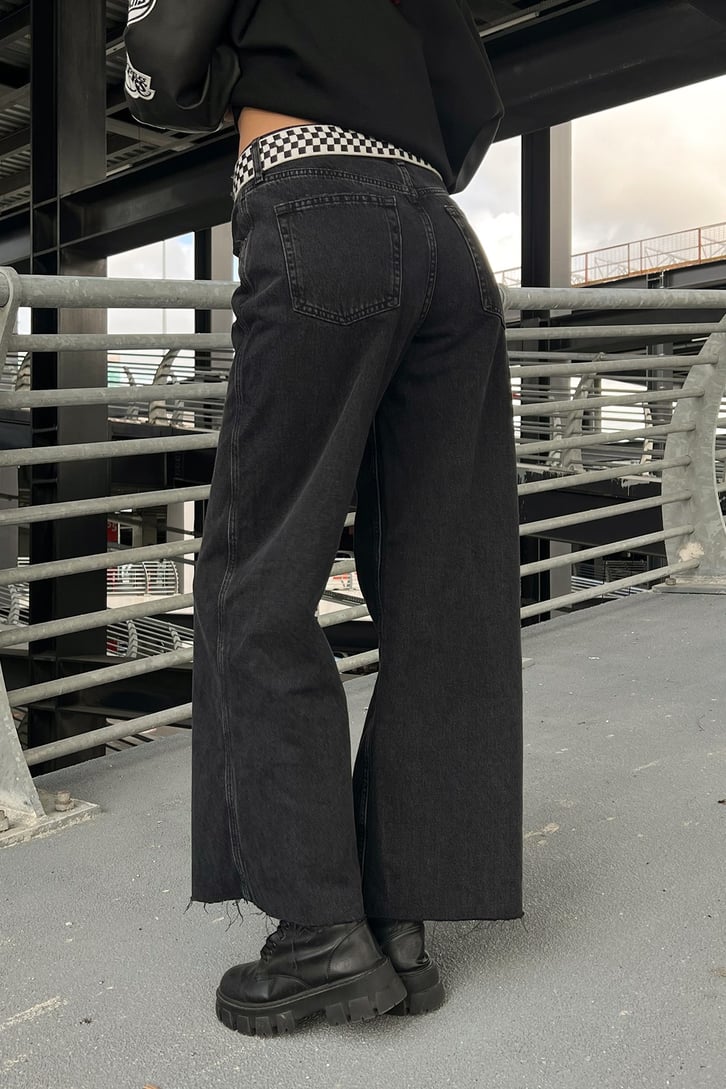 Kesik Paça Detay Siyah Baggy Jean