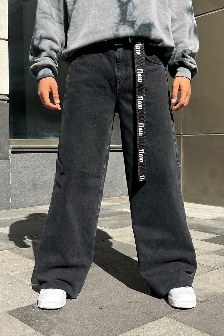 Kesik Paça Detaylı Siyah Baggy Jean