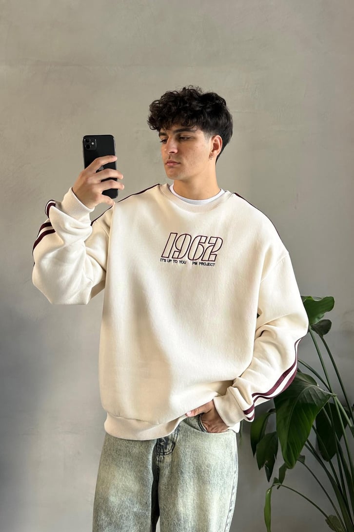 Kol Biye Geçişli Nakışlı Sweatshirt