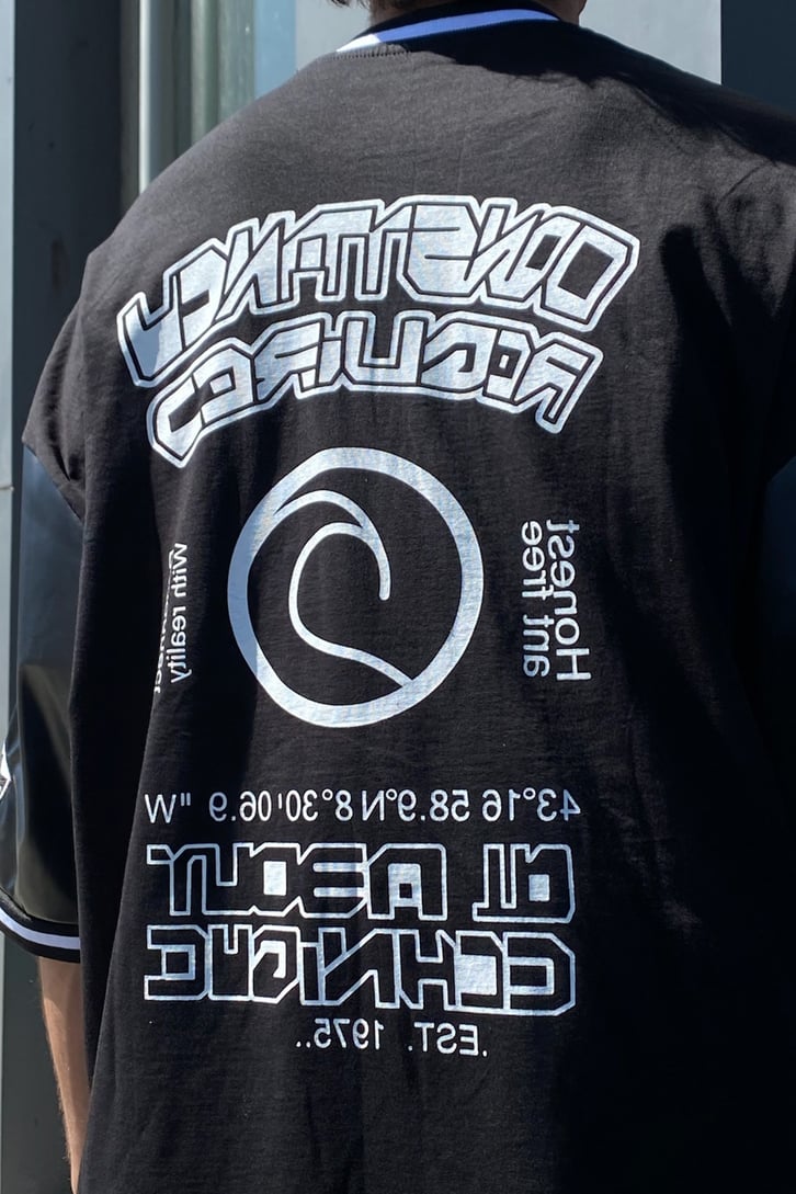 Kolları Deri Detaylı Nakışlı Tshirt