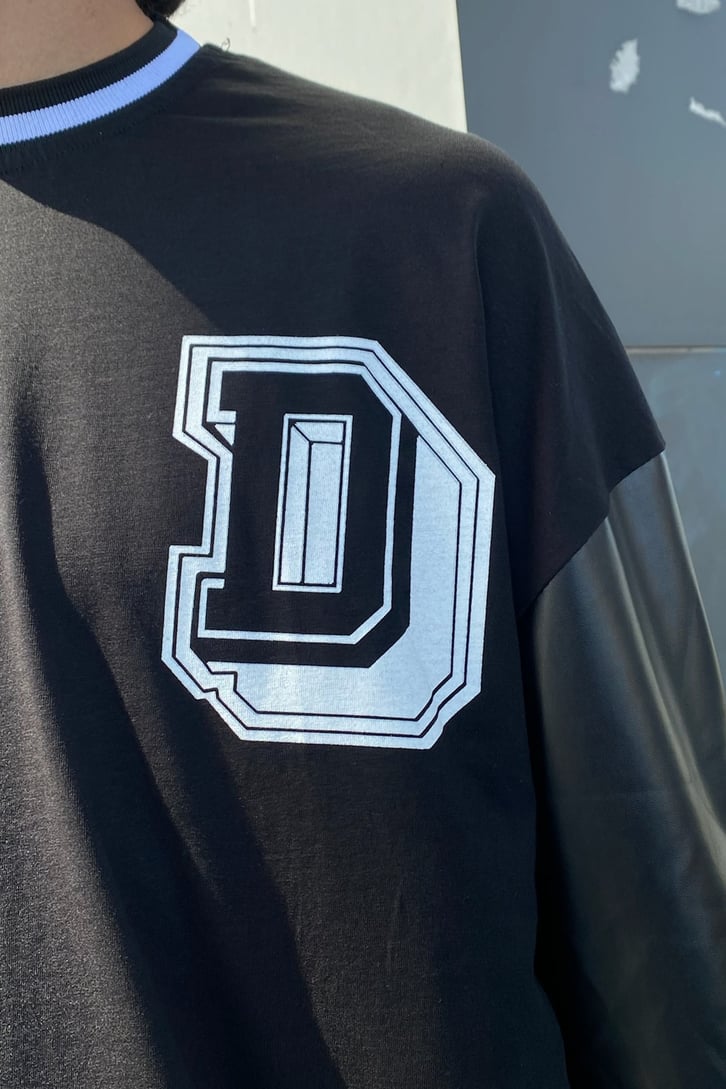 Kolları Deri Detaylı Nakışlı Tshirt
