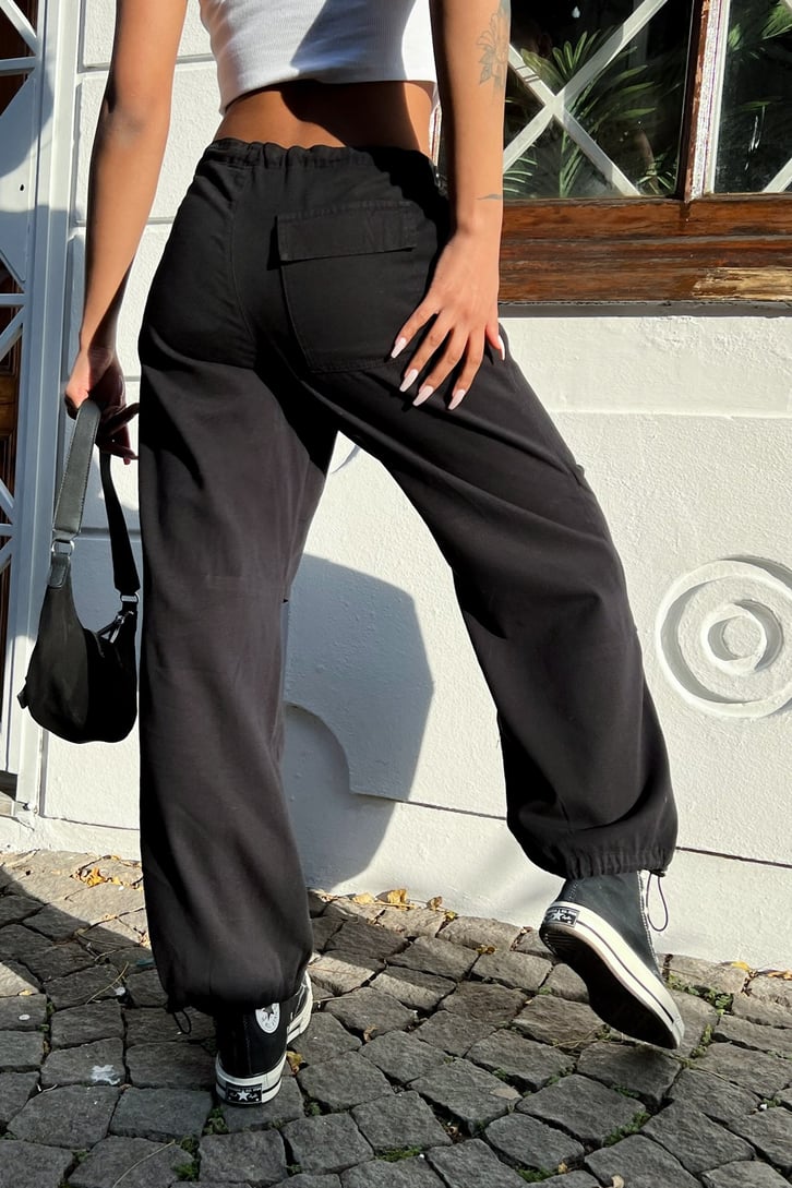 Lastik Detaylı Siyah Pantolon