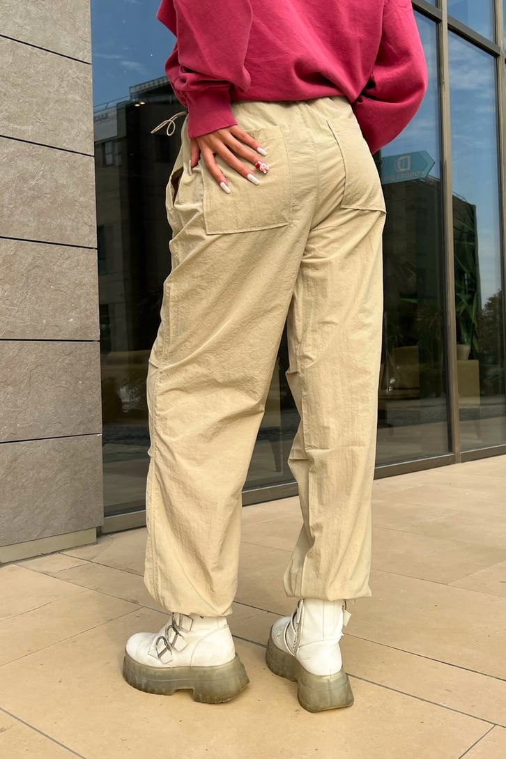 Lastikli Bej Paraşüt Kumaş Pantolon