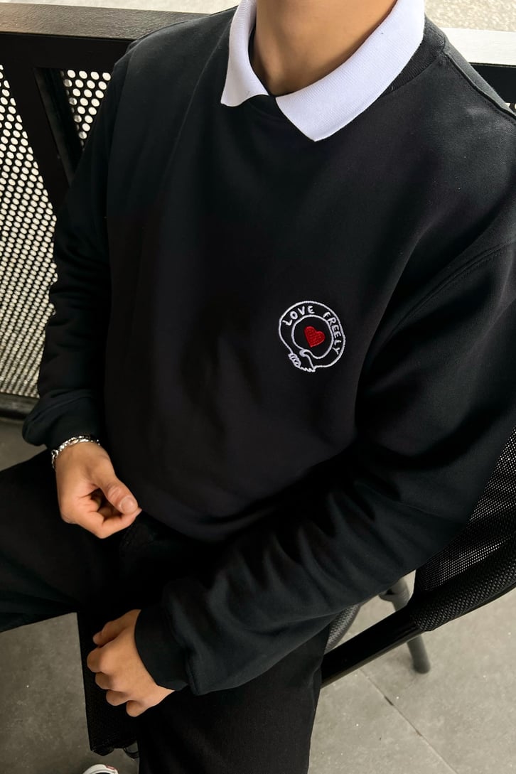 Love Freely Nakışlı Siyah OVersize Sweatshirt FLAW-176-038-003