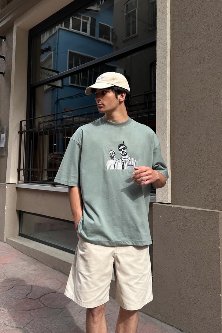 Man Nakışlı Dik Yaka Oversize Tişört