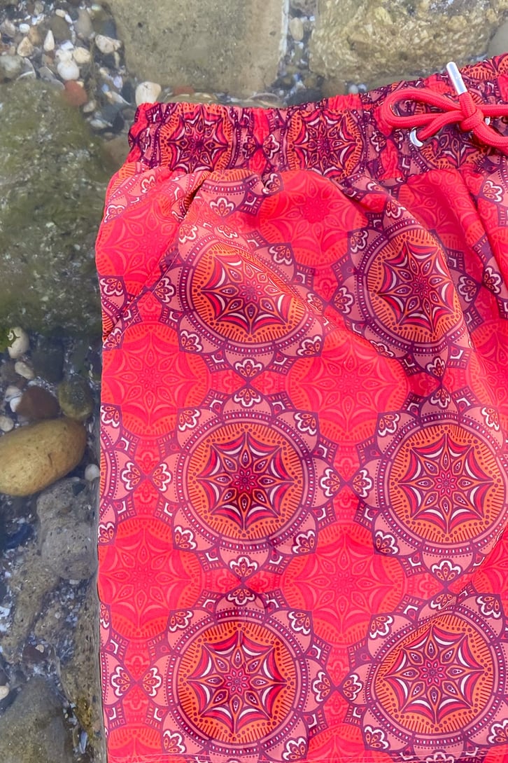 Mandala Desen Kırmızı Deniz Şortu