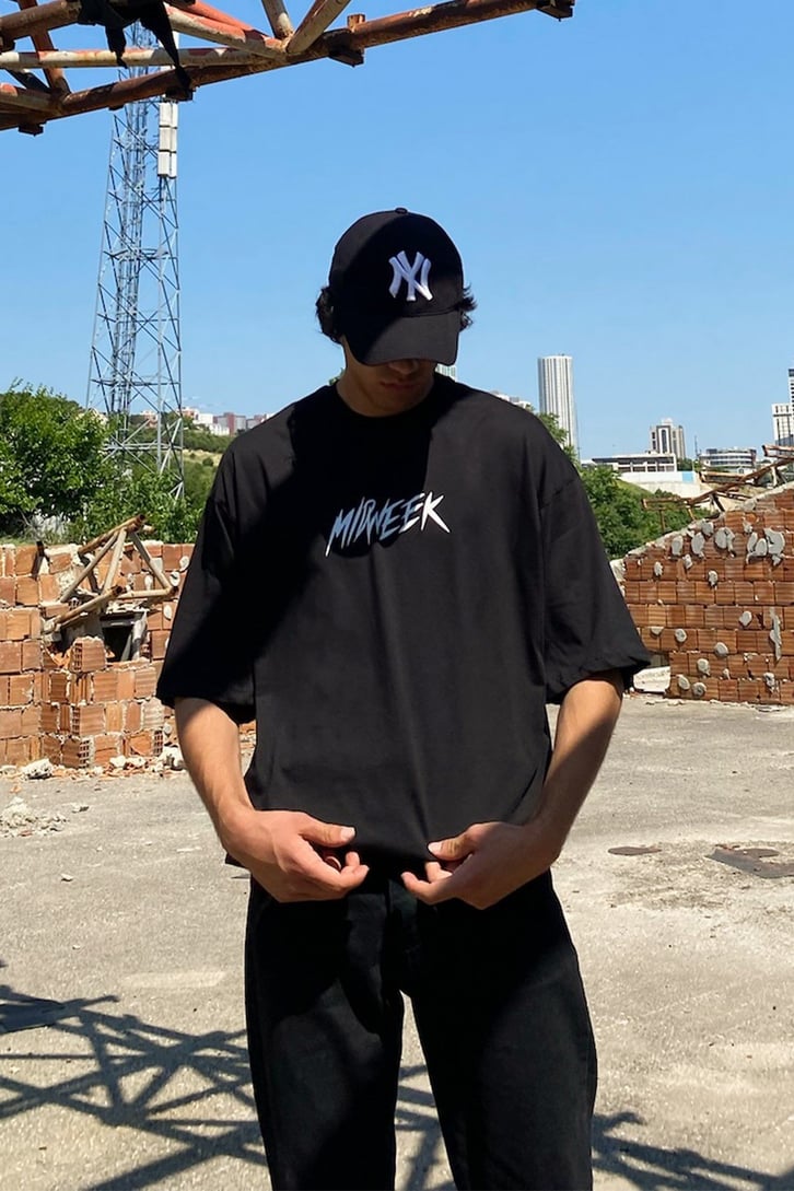 Midweek Madness Baskılı Siyah Oversize Tshirt