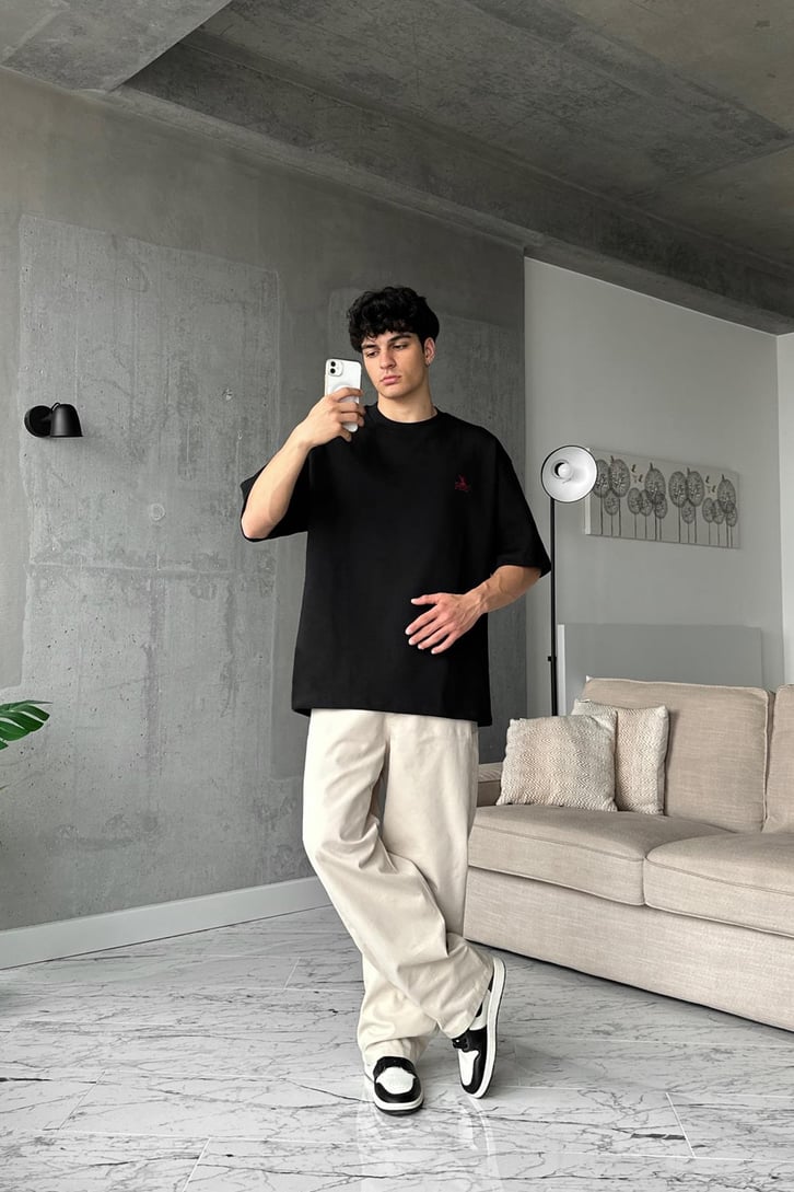 Minimal Nakışlı Siyah Oversize Tişört