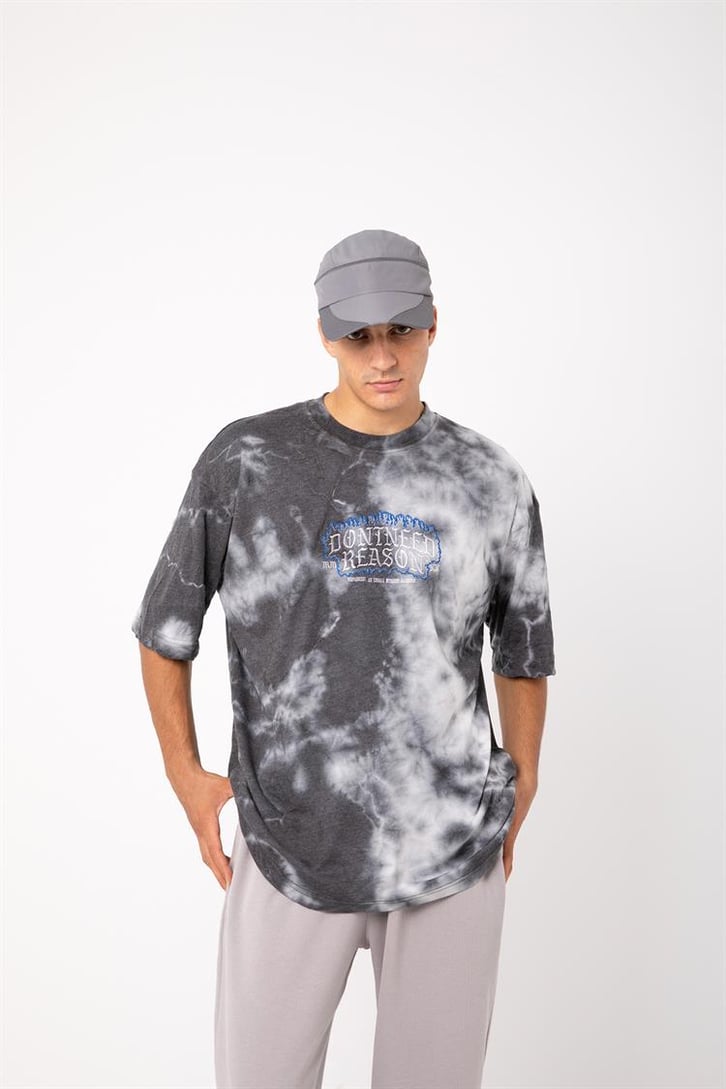 Nakış Detaylı Batik Desen Oversize Tişört