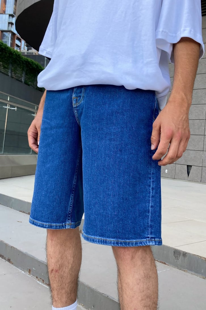 Nakış Detaylı Koyu Mavi Relaxed Kot Şort