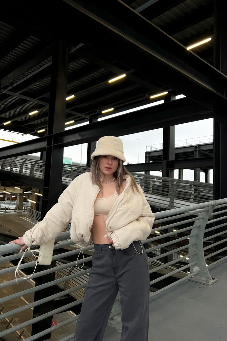 Nakışlı Krem Şişme Crop Mont