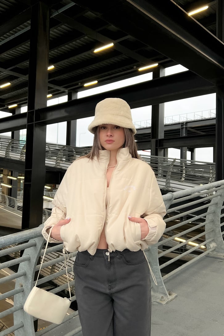 Nakışlı Krem Şişme Crop Mont