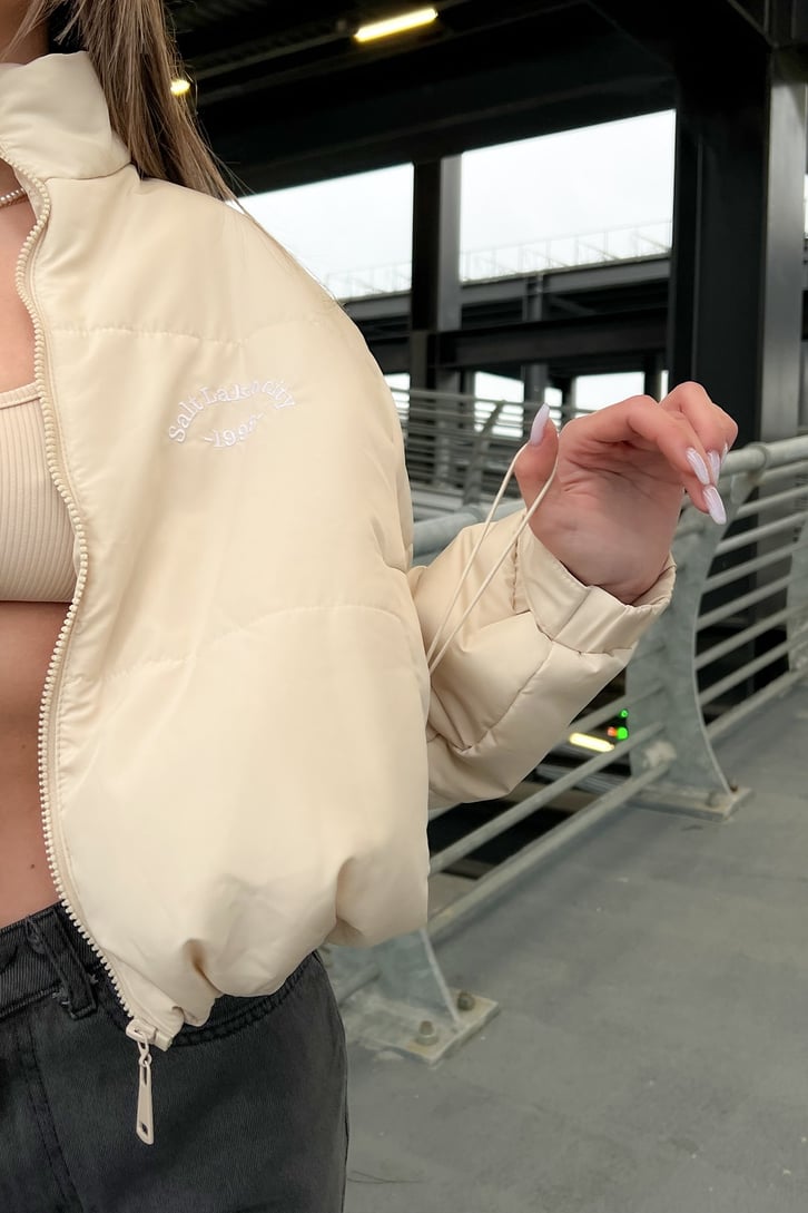 Nakışlı Krem Şişme Crop Mont