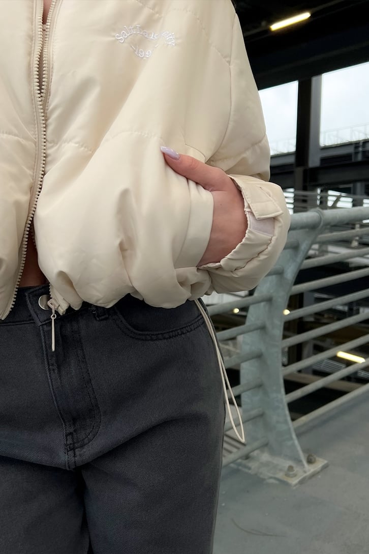 Nakışlı Krem Şişme Crop Mont