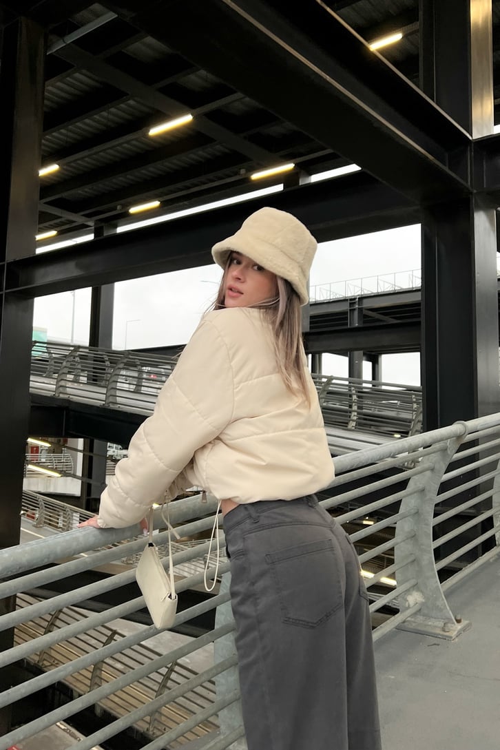 Nakışlı Krem Şişme Crop Mont
