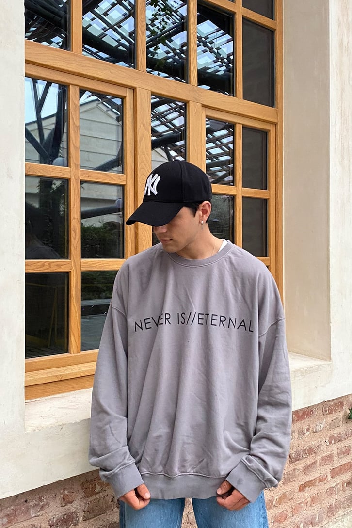 NEVER IS ETERNAL BASKILI OVERSIZE SWEATSHIRT
